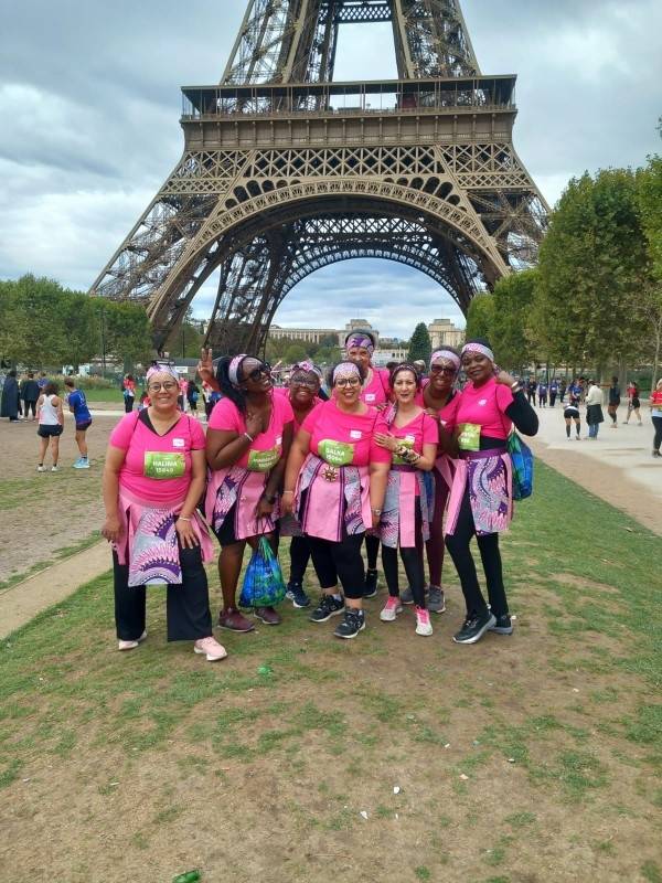 La Parisienne sous la tour Eiffel