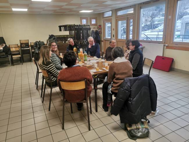 bénévoles briancon autour d'une galette des rois