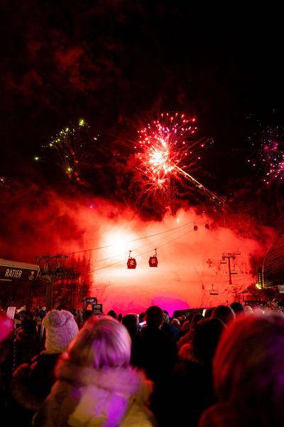 feu d'artifice sur piste de ski